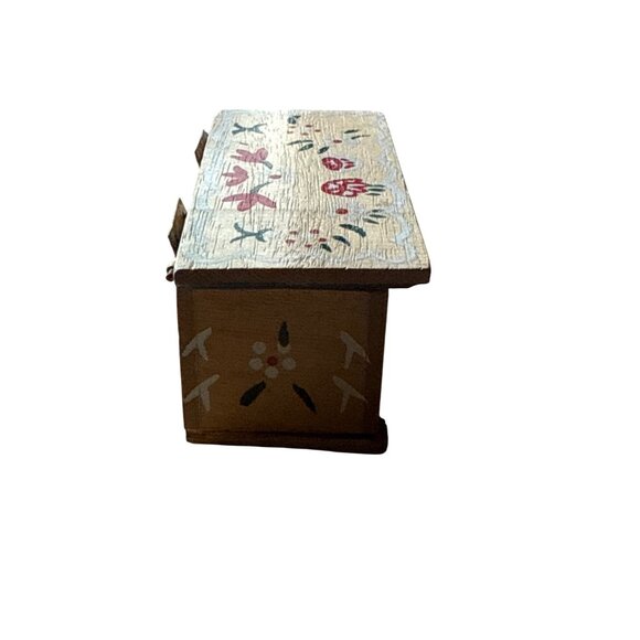 Dollhouse Miniature Vintage Wood Painted Chest Trunk Toy Chest 1:12 Scale - Picture 5 of 8